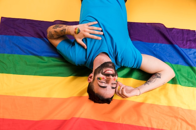Tag: bandera gay al revés