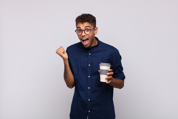 Hombre Joven Con Un Caf Que Se Siente Sorprendido Emocionado Y Feliz