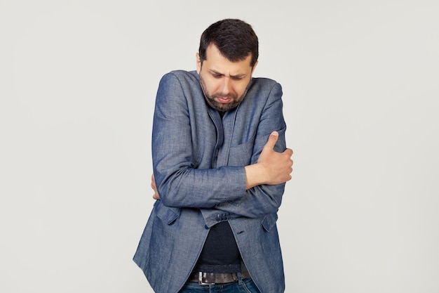 Hombre Joven Empresario Con Barba En Una Chaqueta Temblando Y