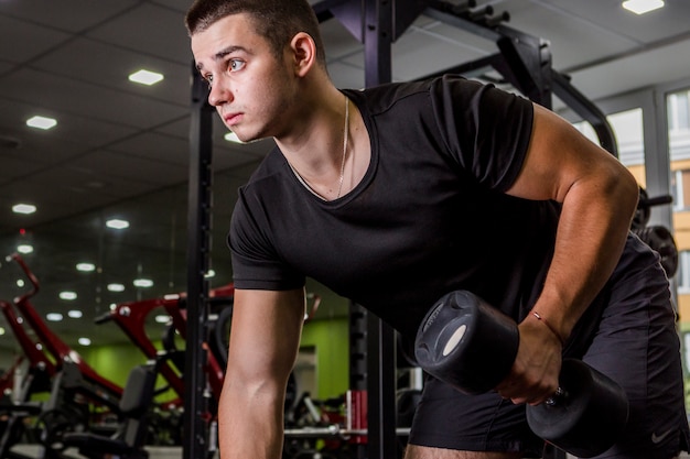 Hombre Joven Entrenando En El Gimnasio Foto Gratis