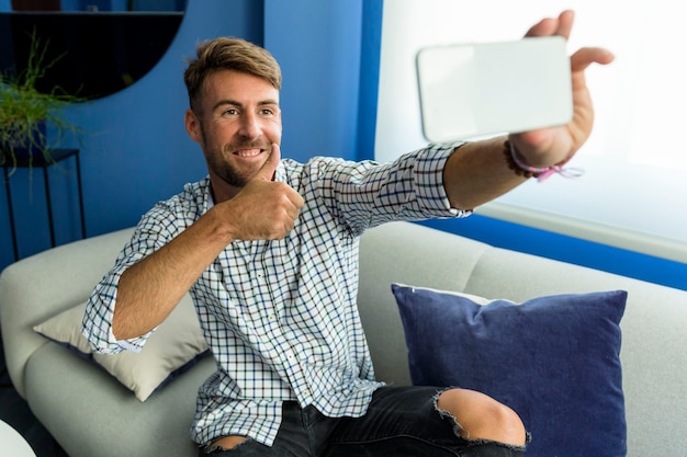 Hombre joven haciéndose un selfie | Foto Gratis