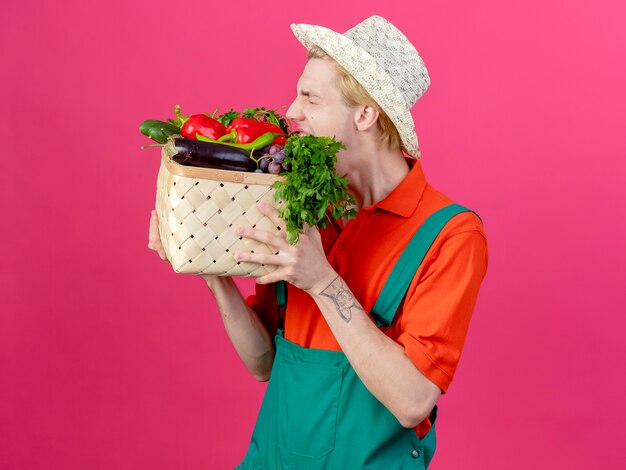 Hombre Joven Jardinero Vestido Con Mono Y Sombrero Con Caja Llena De