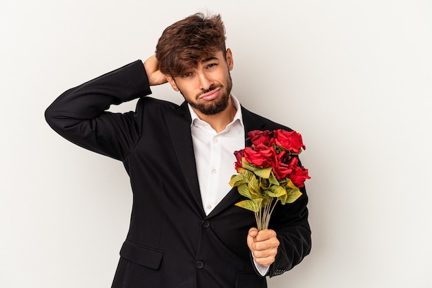 Hombre Joven De Raza Mixta Con Ramo De Rosas Aislado Sobre Fondo Blanco