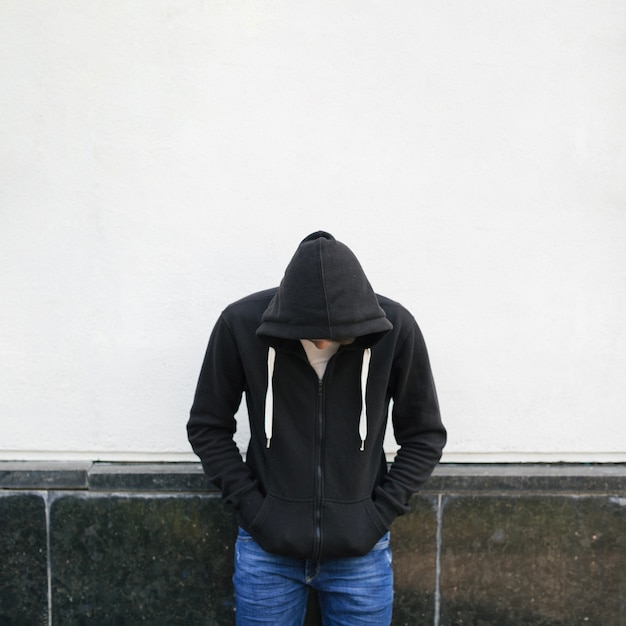 Hombre joven en sudadera con capucha negra | Foto Gratis