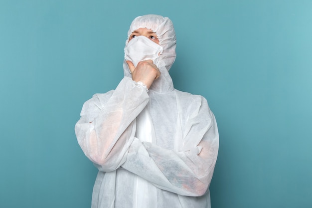 Un Hombre Joven De Vista Frontal En Traje Especial Blanco Con Máscara Protectora Estéril 3210