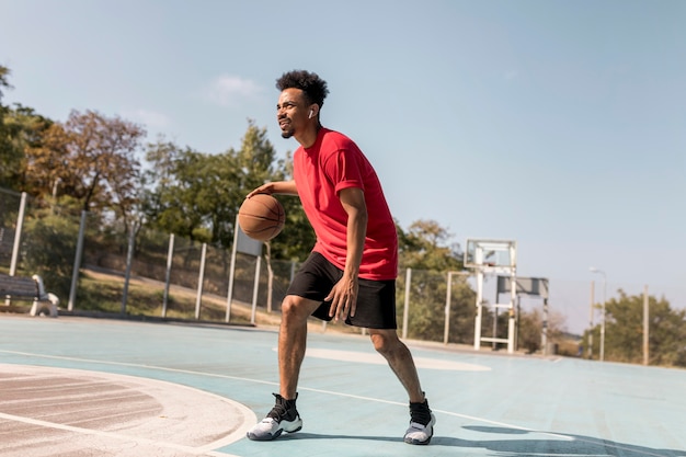 Hombre Jugando Baloncesto Al Aire Libre Foto Gratis 