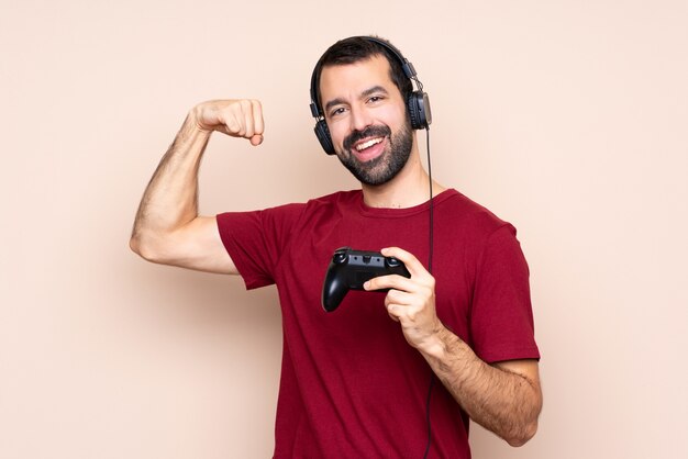 Hombre Jugando Con Un Controlador De Videojuego Sobre Pared Aislada