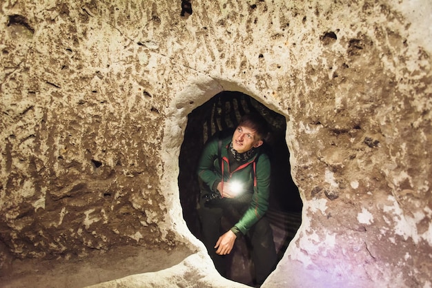 Hombre Con Luces Explorando Cuevas En Derinkuyu Antigua Ciudad