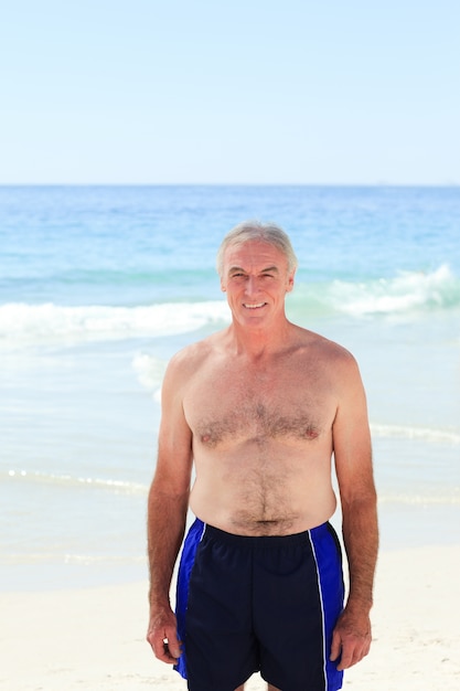 Hombre Maduro En La Playa Foto Premium