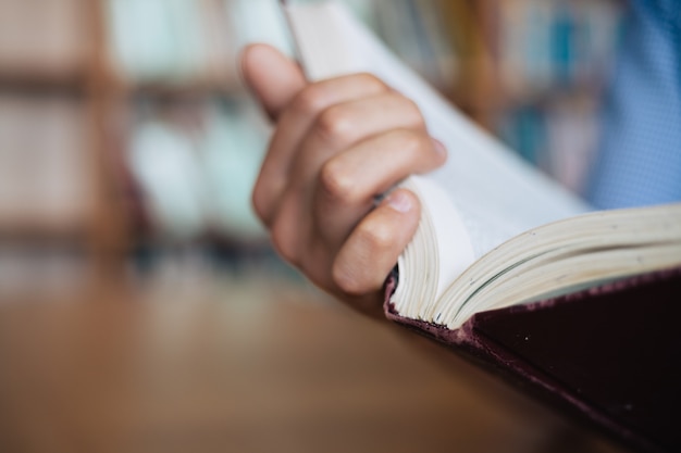 Hombre Mano Sostiene El Libro Abierto Vista Del Primer Plano Del Libro