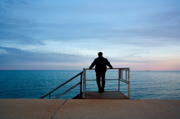 Hombre mirando al mar, vista posterior | Foto Premium