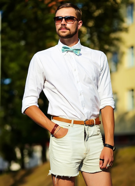 Hombre modelo guapo hipster en ropa de verano elegante Foto Gratis | Hombre modelo guapo hipster en ropa de verano