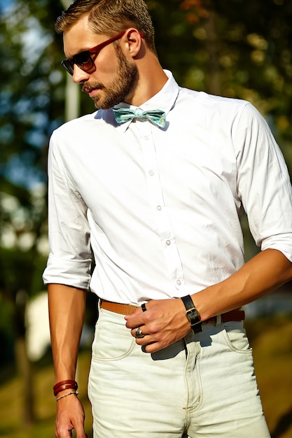 Hombre modelo guapo hipster en ropa de verano elegante Foto Gratis | Hombre modelo guapo hipster en ropa de verano