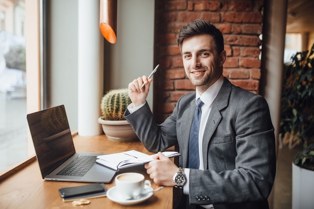 Hombre De Negocios En Caffe Foto Premium