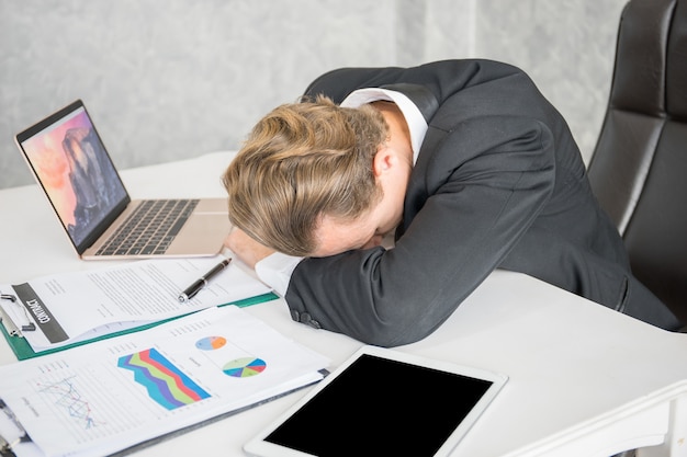 Hombre De Negocios Cansado Durmiendo En El Lugar De Trabajo Después Del Trabajo Duro Y El 