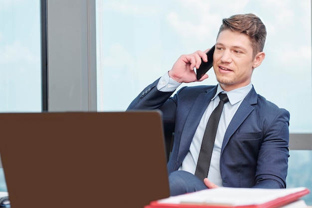 Hombre De Negocios Contestar Telefono Foto Premium