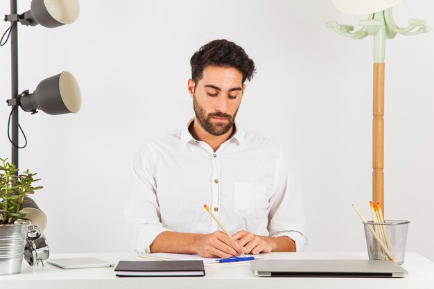 Hombre De Negocios Escribiendo Concentrado Foto Gratis