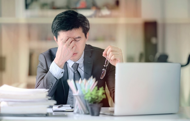 Hombre De Negocios Frustrado Y Cansado Que Se Siente Estresado