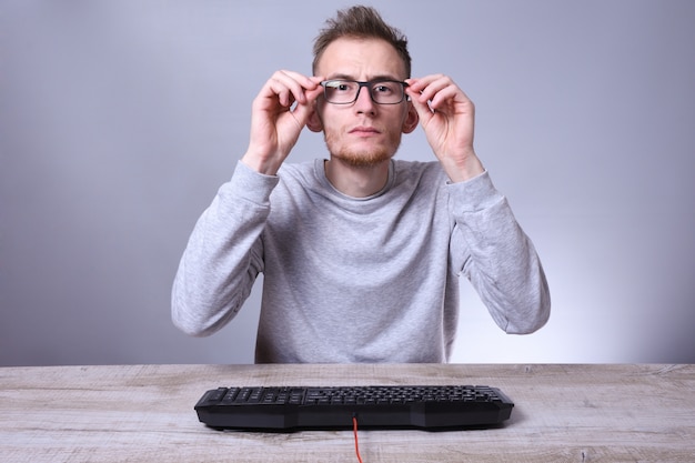 Hombre De Negocios Joven Divertido Del Empoll N Hombre Que Trabaja En