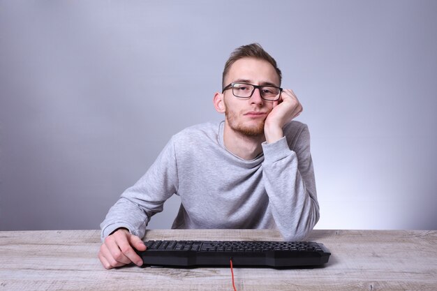 Hombre de negocios joven divertido del empollón hombre que trabaja en