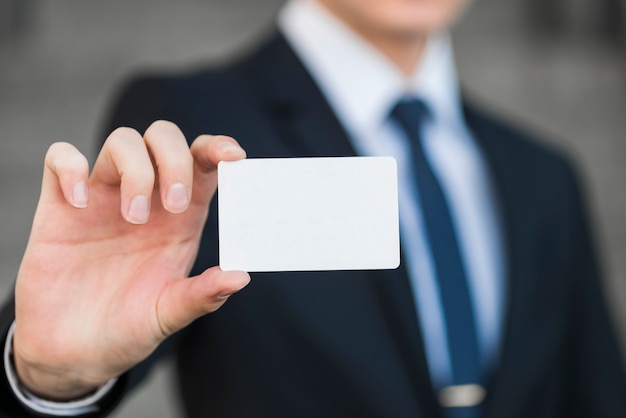 Hombre de negocios sujetando plantilla de tarjeta de visita Foto gratis