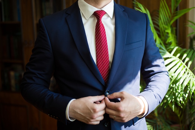 traje azul corbata