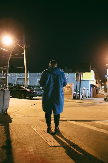 Hombre De Noche En Las Calles De La Ciudad Foto Gratis