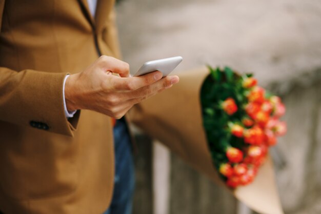 Hombre Que Sostiene Un Teléfono En La Mano Foto Gratis 0714