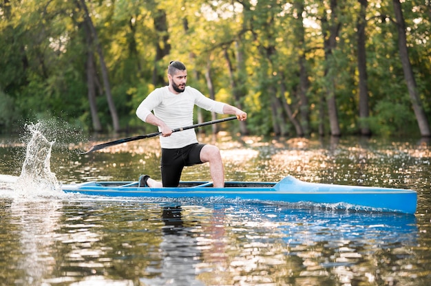 Hombre Remando En Canoa Azul Foto Gratis