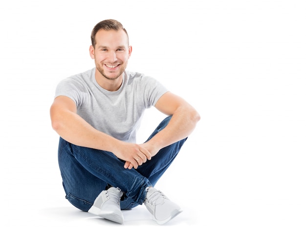 Hombre Sentado Con Las Piernas Cruzadas Chico Sonriente Foto Premium