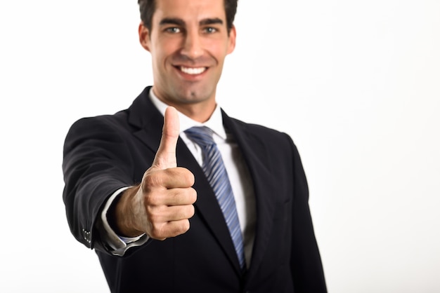 Hombre Sonriendo Con Un Pulgar Arriba Descargar Fotos Gratis 