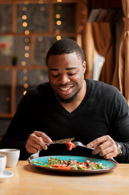 Hombre Sonriente Comiendo En El Restaurante Foto Gratis 1932