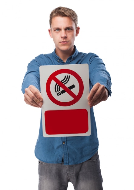 Hombre Sujetando Un Cartel De Prohibido Fumar Foto Gratis