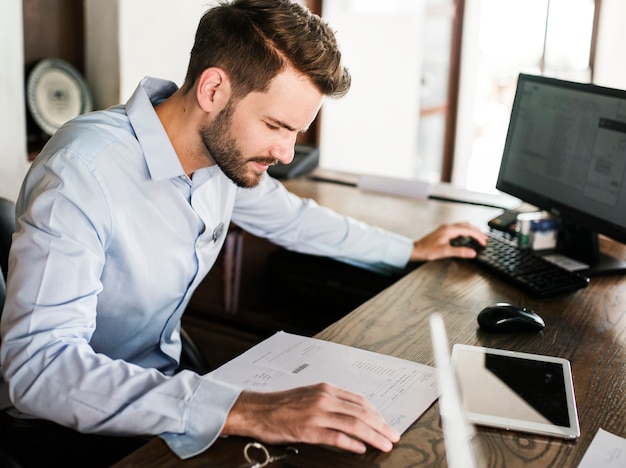 Hombre trabajando en una oficina | Foto Premium