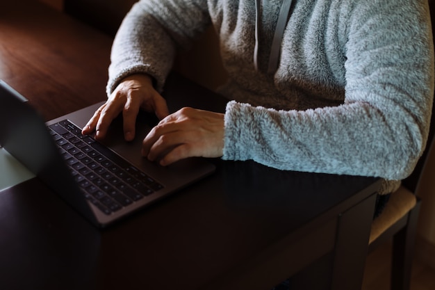 Hombre Trabajando Con Su Laptop Foto Premium