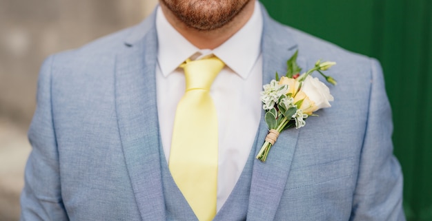 traje azul corbata amarilla