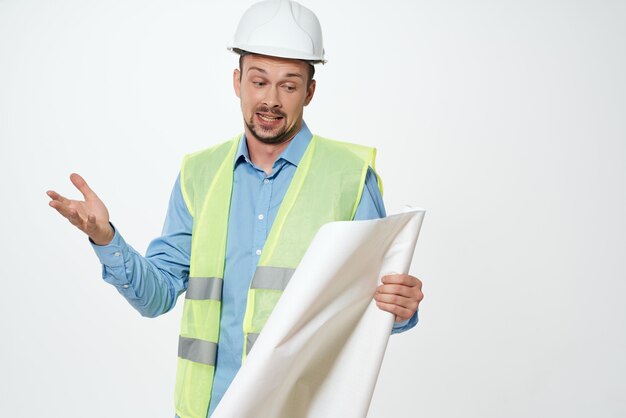 Hombre en uniforme de construcción fondo de trabajo profesional aislado