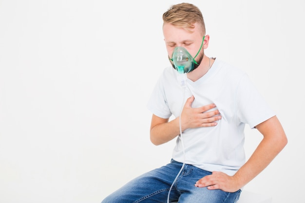 Hombre usando nebulizador de asma Foto gratis