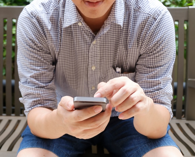 Hombre Usando Teléfono Inteligente Móvil 