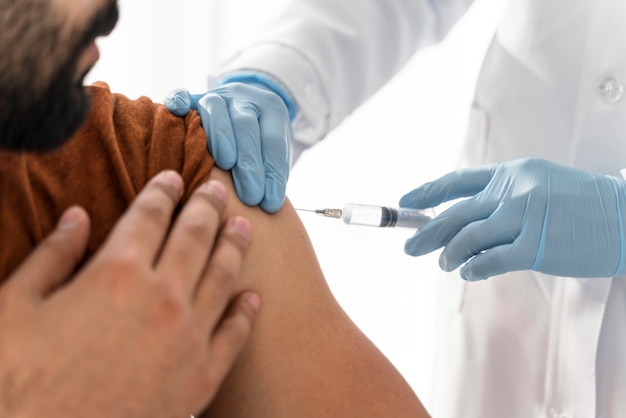 El hombre está vacunando por un médico de cerca Foto gratis