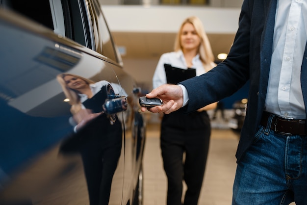 Hombre Y Vendedora Eligiendo Auto En Concesionario De Automóviles Cliente Y Vendedor En La Sala 