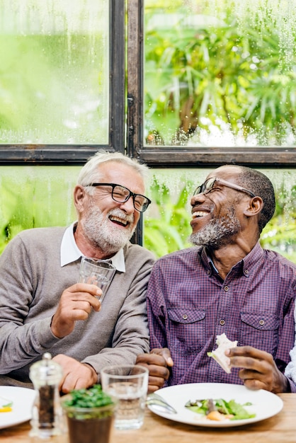 Hombres Mayores Relajan El Estilo De Vida Comedor Concepto Foto Premium