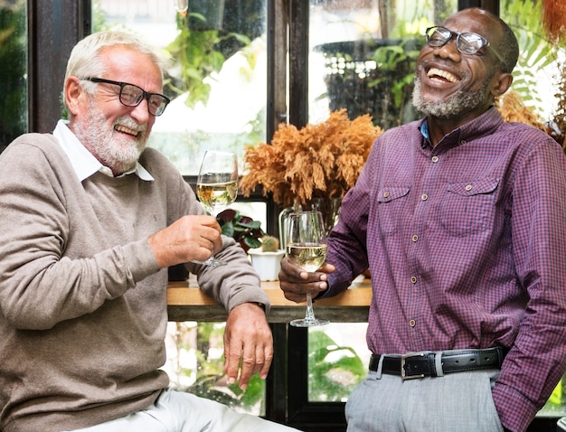 Los Hombres Mayores Relajan El Estilo De Vida Que Cena Concepto Foto Premium