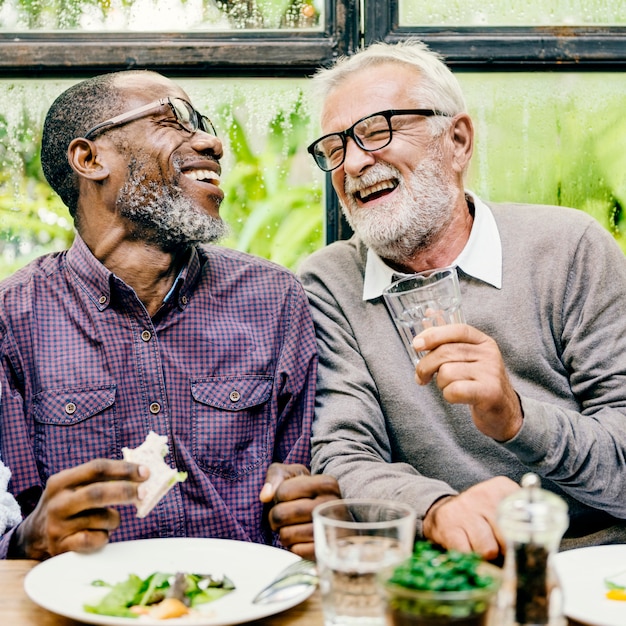 Los Hombres Mayores Relajan El Estilo De Vida Que Cena Concepto Foto Premium