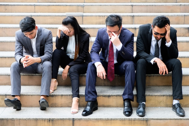 Hombres de negocios asiáticos sentados tristes debido al desempleo. Foto Premium 