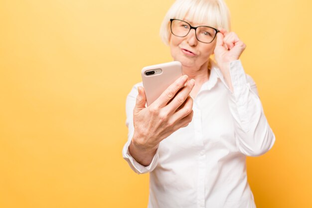 Hora De Hacerse Un Selfie Mujer De Edad Positiva Sonriendo Mientras