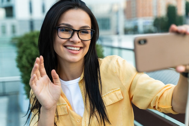 Hora de hacerse un selfie vista del moderno smartphone en mano de niña