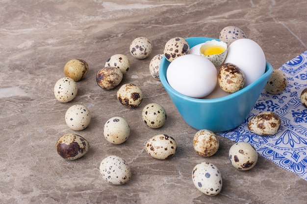 Huevos De Codorniz Y Gallina En Una Taza Azul Foto Gratis