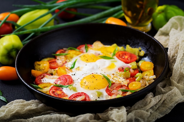 Huevos Fritos Con Verduras Shakshuka En Una Sart N Sobre Un Fondo