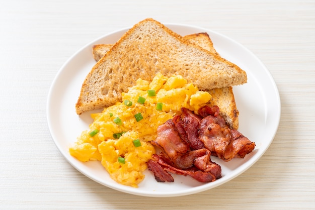 Huevos Revueltos Con Pan Tostado Y Tocino Para El Desayuno Foto Premium 6790